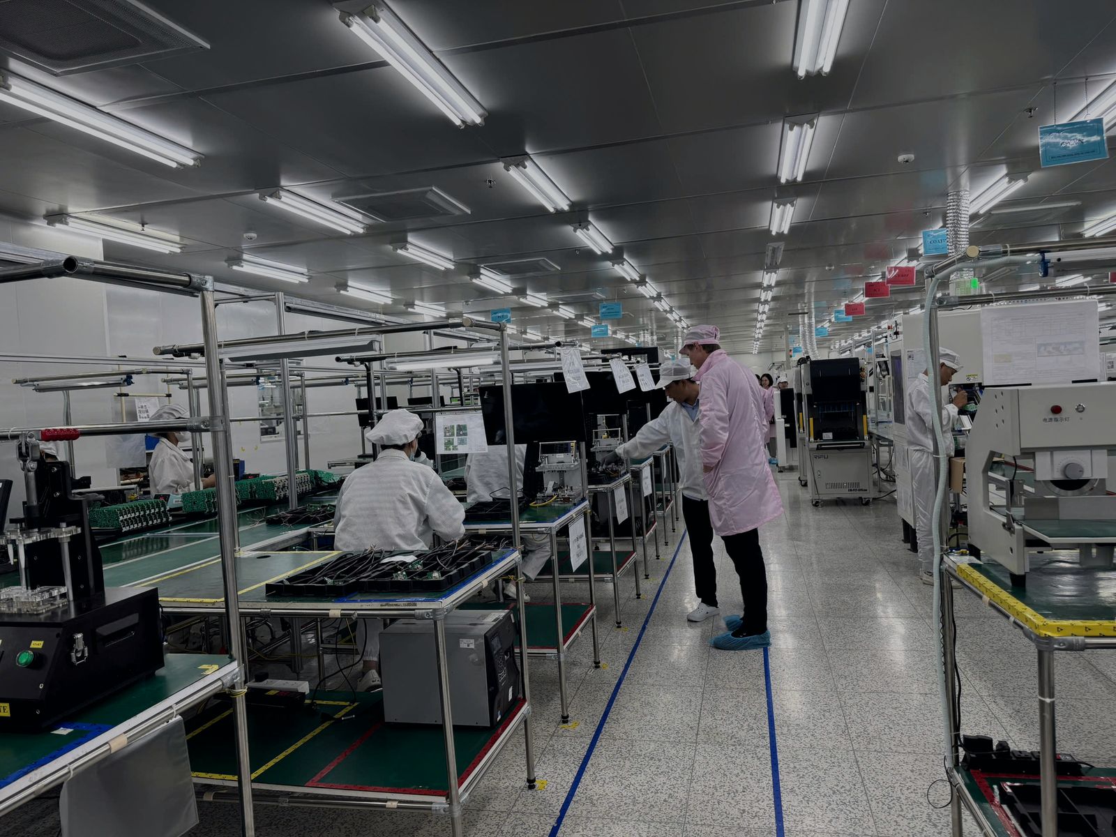 Assembly line with operators